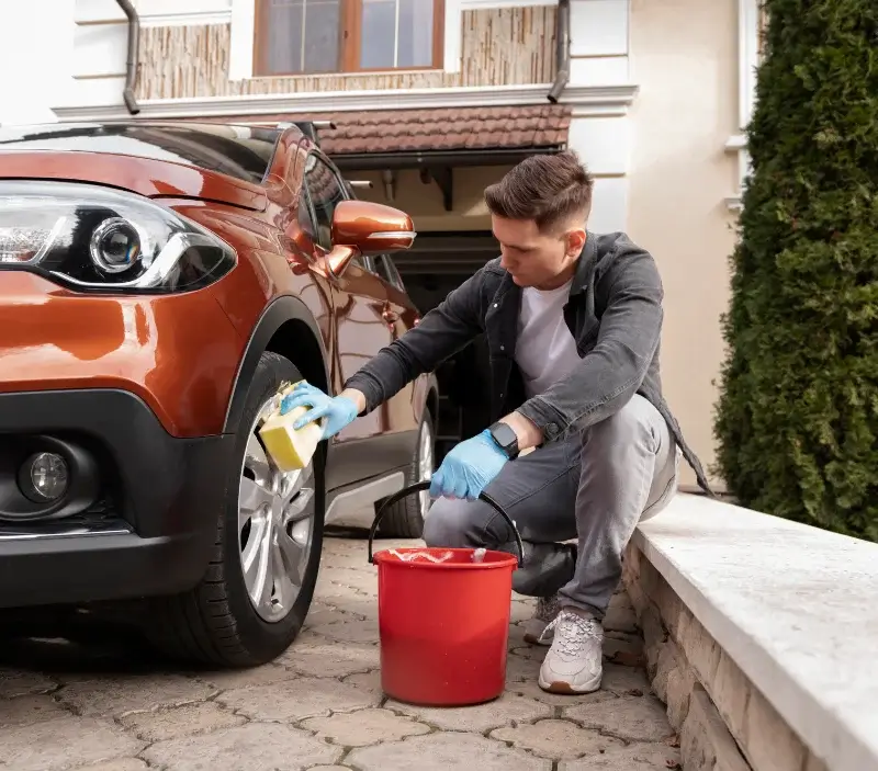 Lavage auto à domicile Loulay : professionnel intervenant sur un véhicule